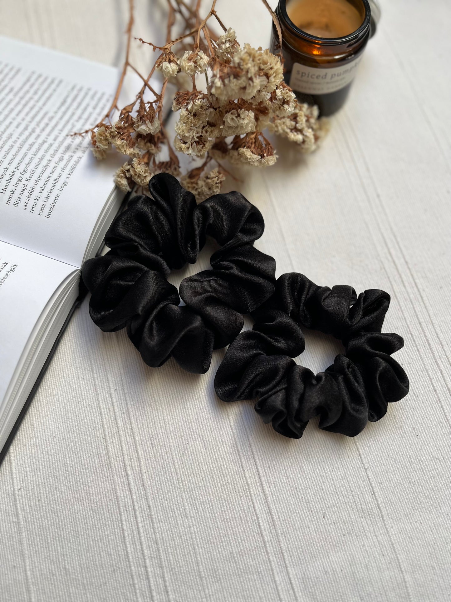 Black Magic szatén scrunchie