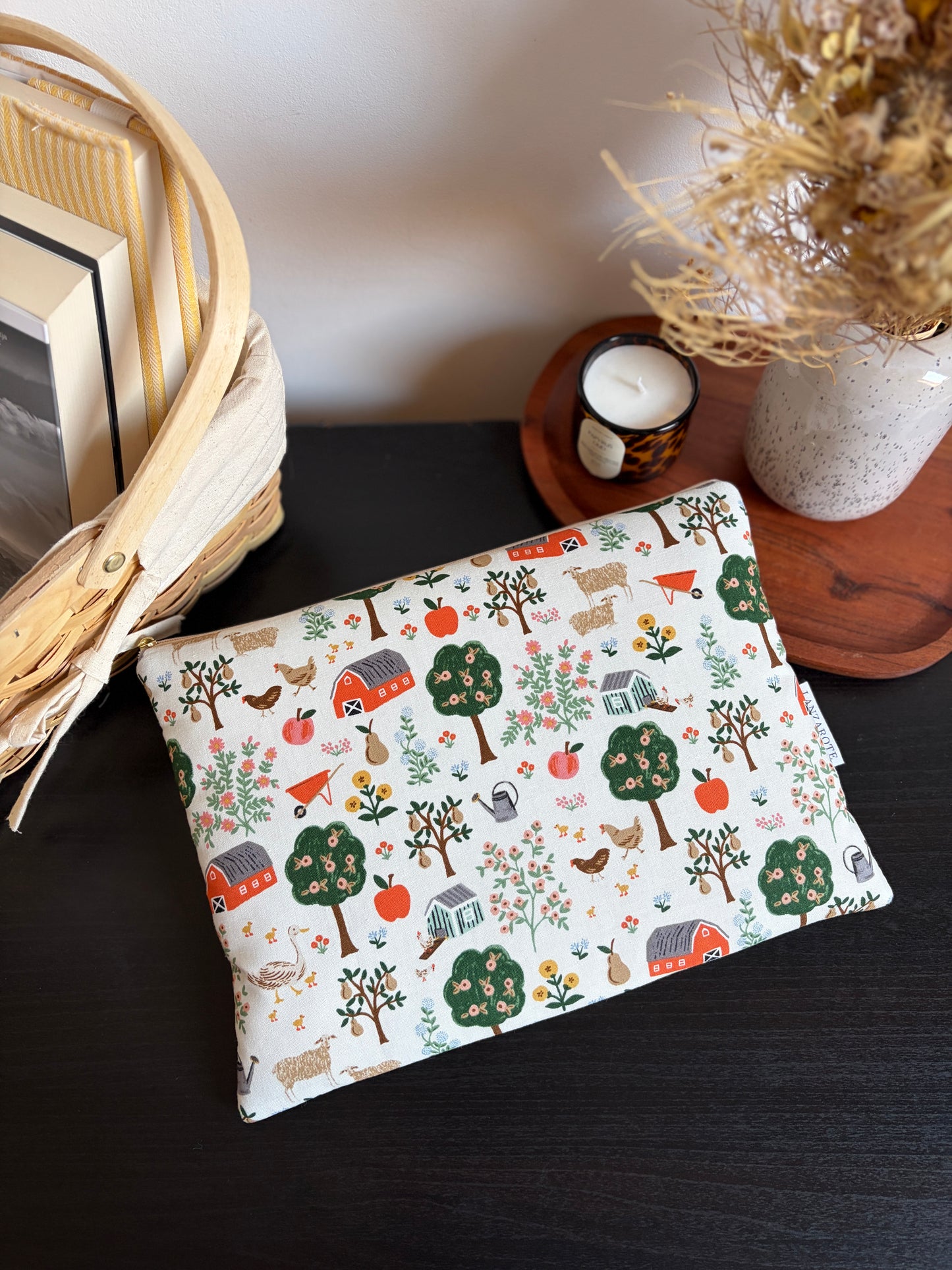 Cozy Cottage laptop tok