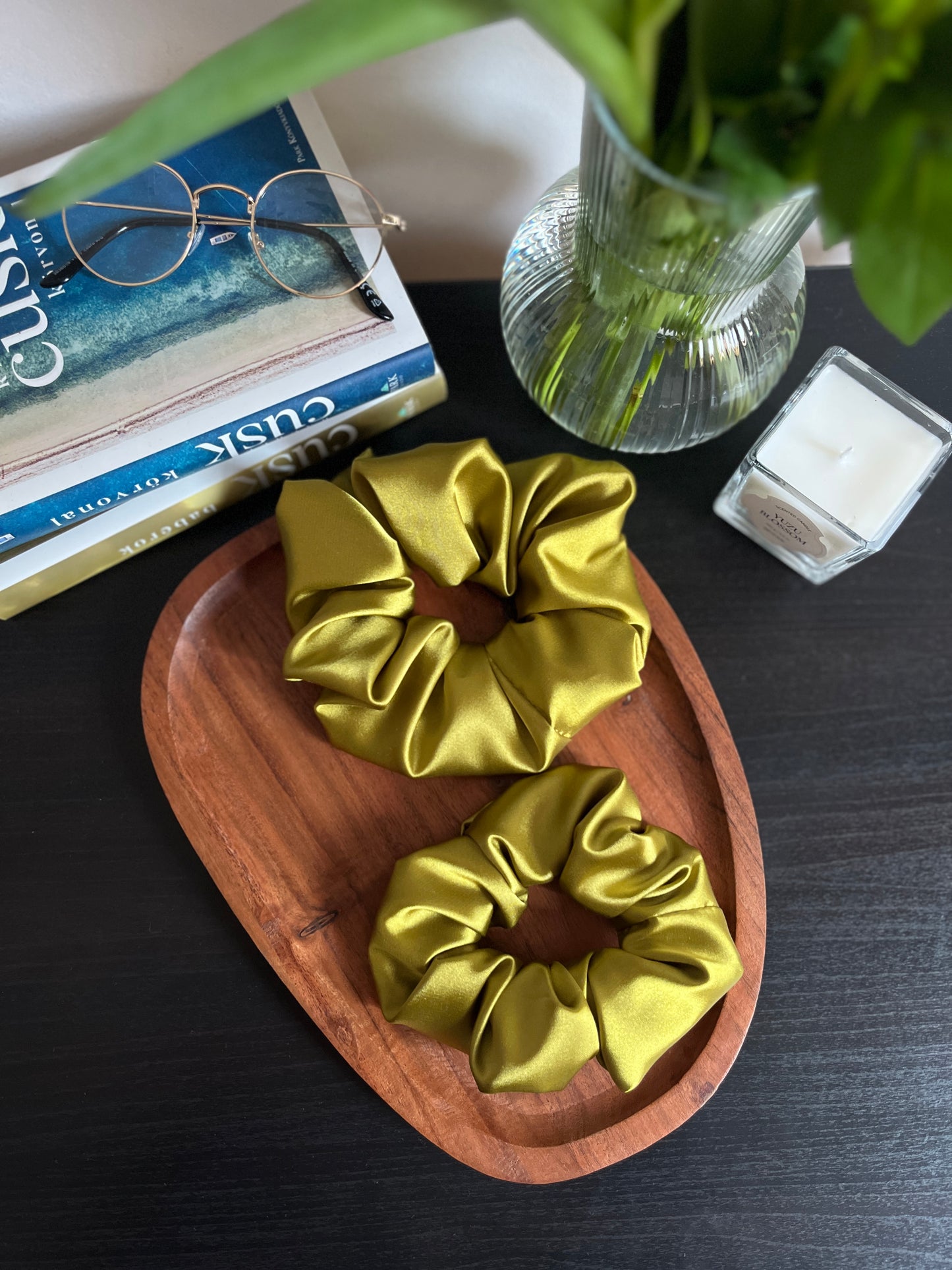 Golden Pistachio szatén scrunchie