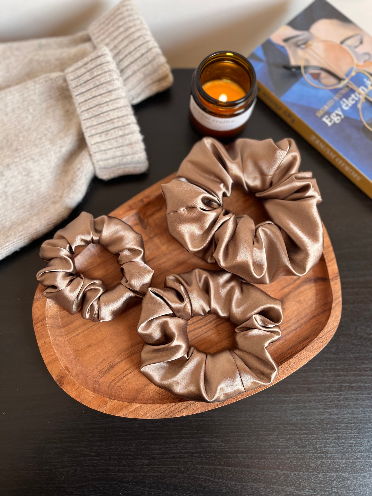 Praliné szatén scrunchie