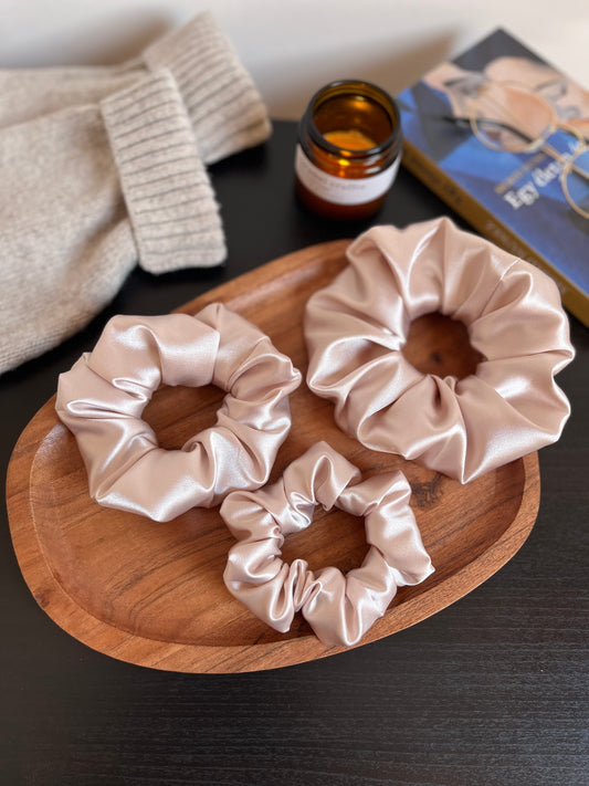 Champagne szatén scrunchie