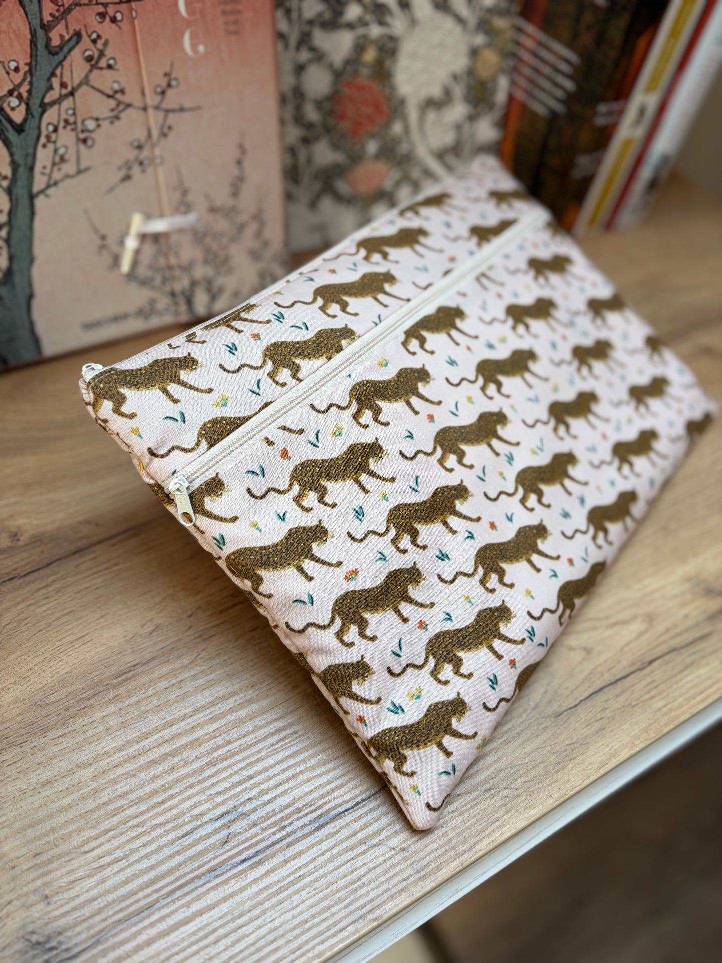 Jaguar in Blush laptop tok
