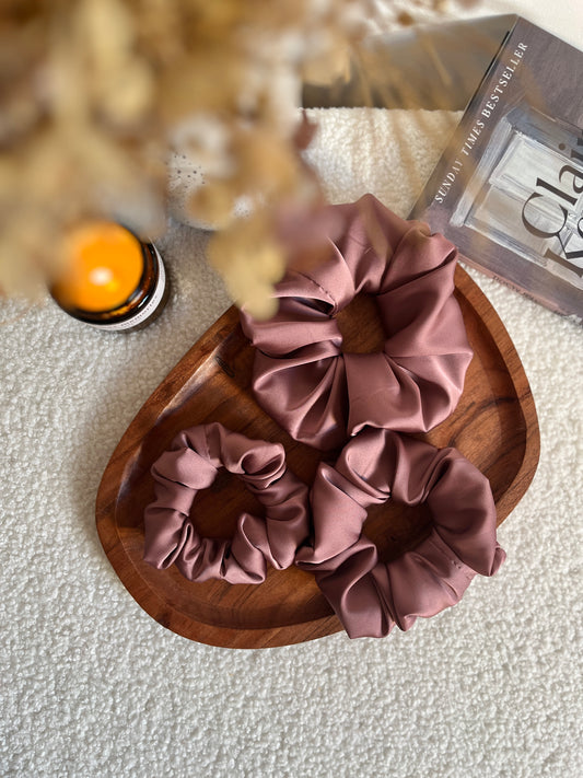 Mauve szatén scrunchie