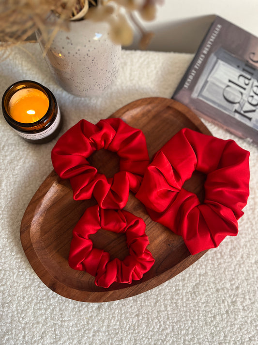 Red szatén scrunchie