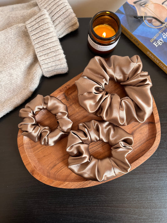 Praliné szatén scrunchie