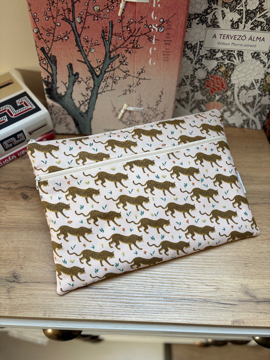 Jaguar in Blush laptop tok