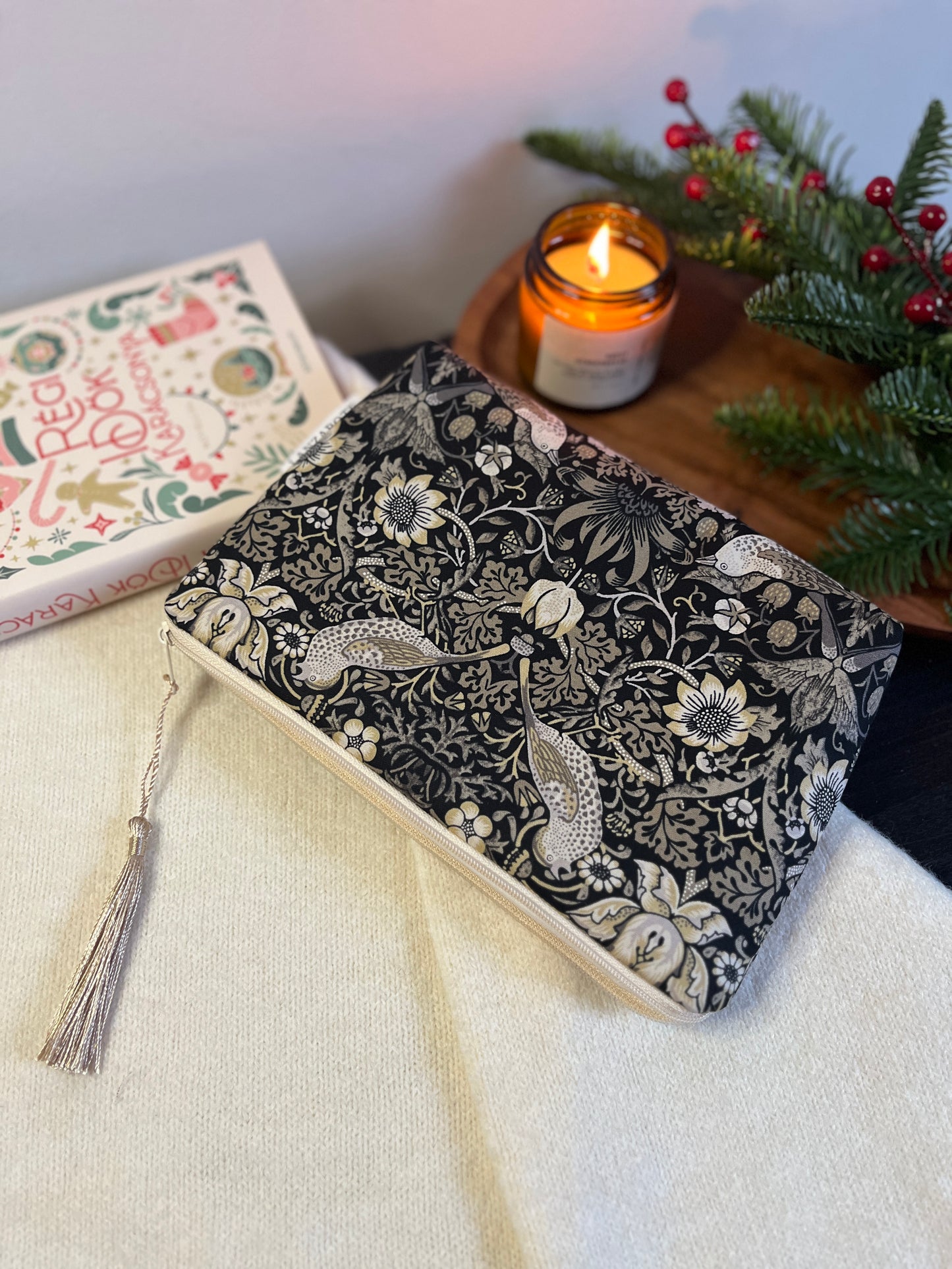 Strawberry Thief neszeszer • M