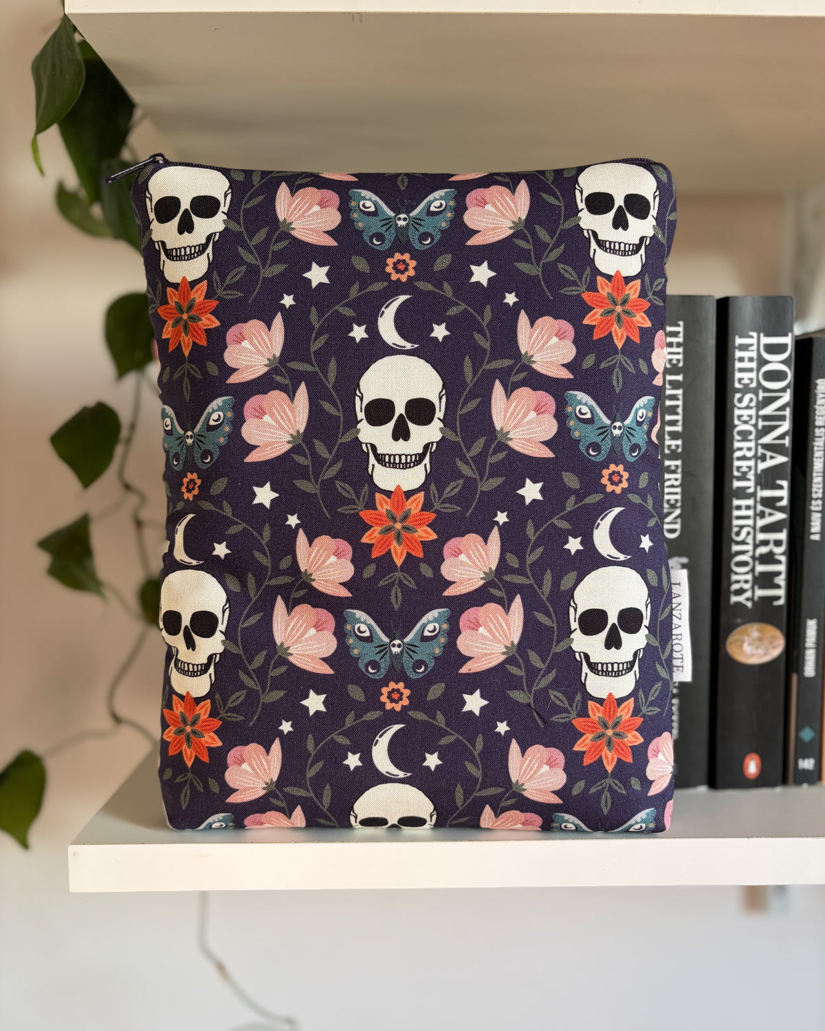 Skulls & Flowers cipzáros könyvtok